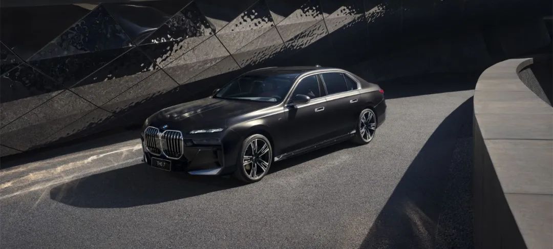 安全科技与豪华体验：宝马的完美结合_宝马科技_宝马科技感车