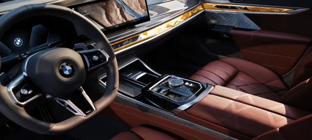 宝马科技感车_安全科技与豪华体验：宝马的完美结合_宝马科技