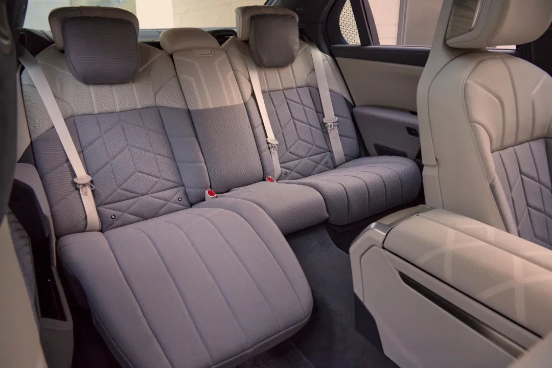 宝马科技_安全科技与豪华体验：宝马的完美结合_宝马科技感车