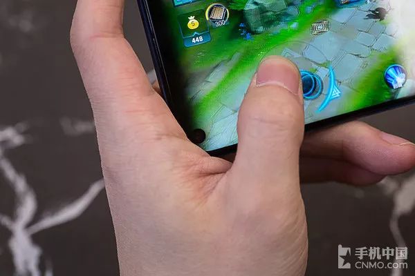 荣耀手机镜头往后翻的是哪一款_荣耀手机的镜头是什么的_评测荣耀的拍照效果：从镜头到成像