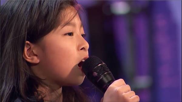 邓紫棋舞台_邓紫棋表演视频_邓紫棋在舞台上的精湛表演，打动现场每一个人