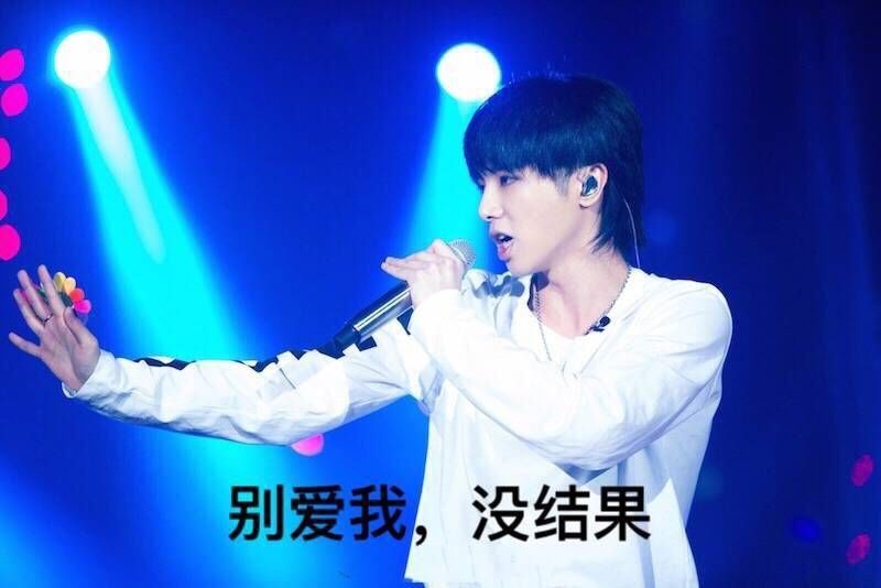 邓紫棋现场_邓紫棋在舞台上的精湛表演,打动现场每一个人_邓紫棋大胆演出