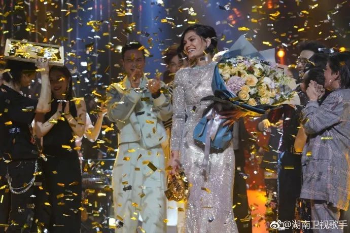 邓紫棋现场_邓紫棋大胆演出_邓紫棋在舞台上的精湛表演,打动现场每一个人