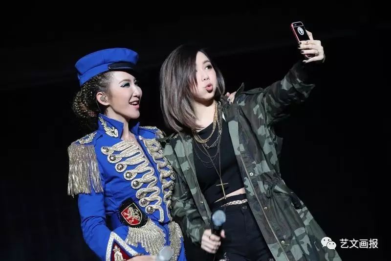 邓紫棋舞台_邓紫棋现场_邓紫棋在舞台上的精湛表演，打动现场每一个人