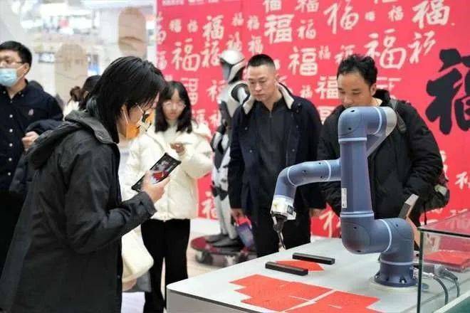 无人机表演的观众参与度与互动性_无人舞台_无人演出的剧场叫什么歌