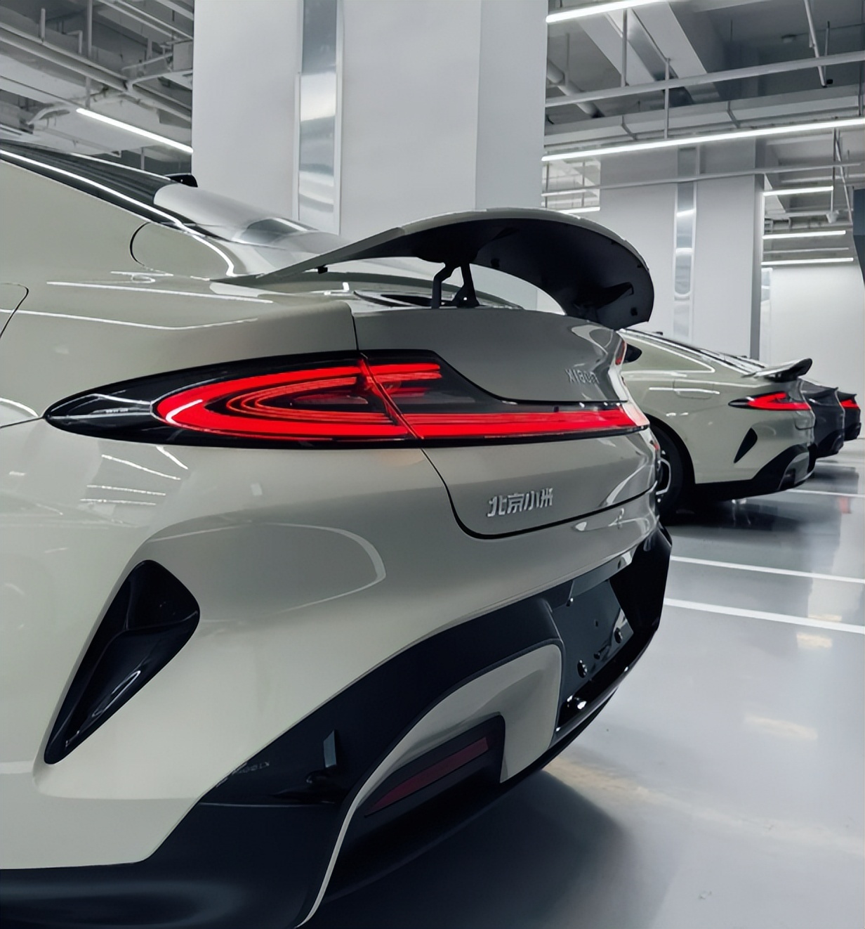 小米越野车速度极慢_小米汽车SU7 Max的续航与加速比较_小米超跑汽车