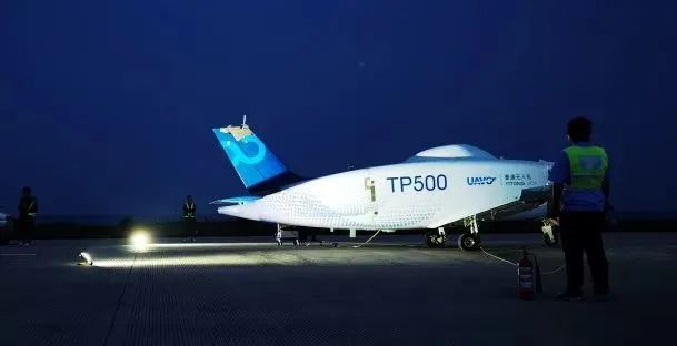 无人机航飞_TP1000无人运输机首飞成功，揭开无人机应用新篇章_无人机运5
