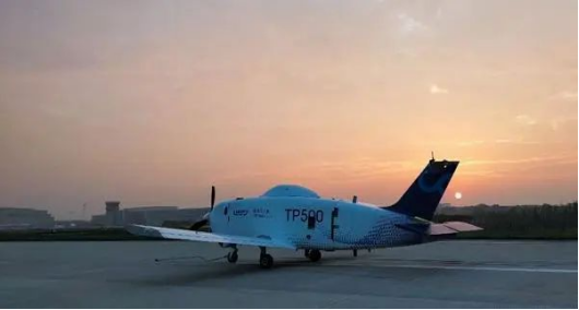 无人机航飞_TP1000无人运输机首飞成功，揭开无人机应用新篇章_运输无人机