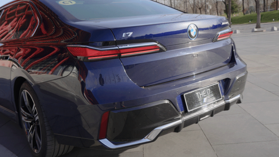 劳斯莱斯车灯效果_劳斯莱斯的车内氛围灯光系统_劳斯莱斯内饰氛围灯