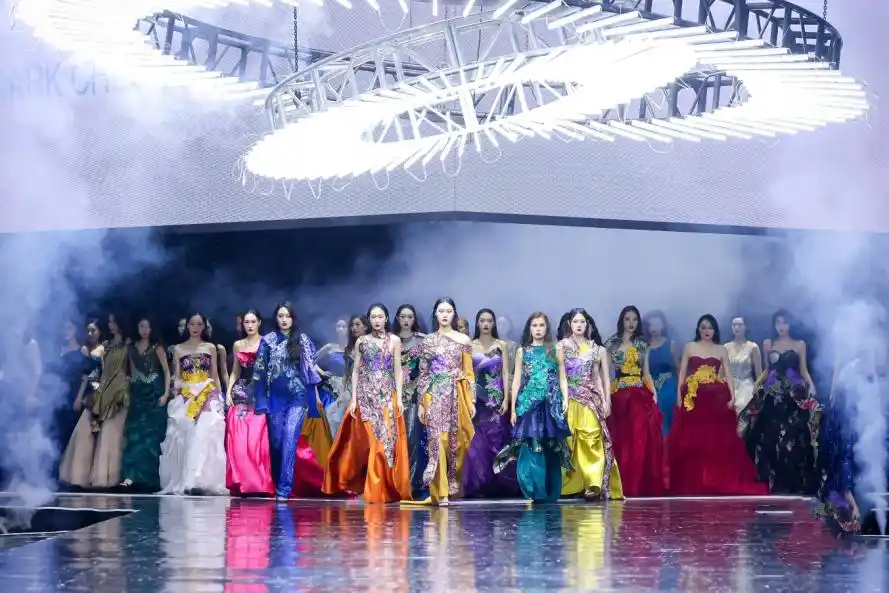 周杰伦的时尚搭配，成为潮流风向标_平民化成为一种潮流_周杰伦潮流穿搭