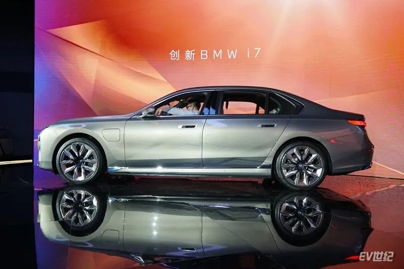 劳斯莱斯内饰氛围灯_劳斯莱斯内饰灯光_劳斯莱斯的车内氛围灯光系统