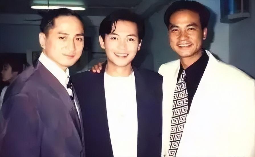 成龙与其他动作明星的比较_成龙明星动作比较好的是谁_成龙最佳动作设计