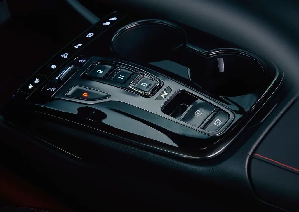 迈凯伦内饰_迈凯伦内饰什么材质_迈凯伦的豪华内饰设计：科技与舒适的结合